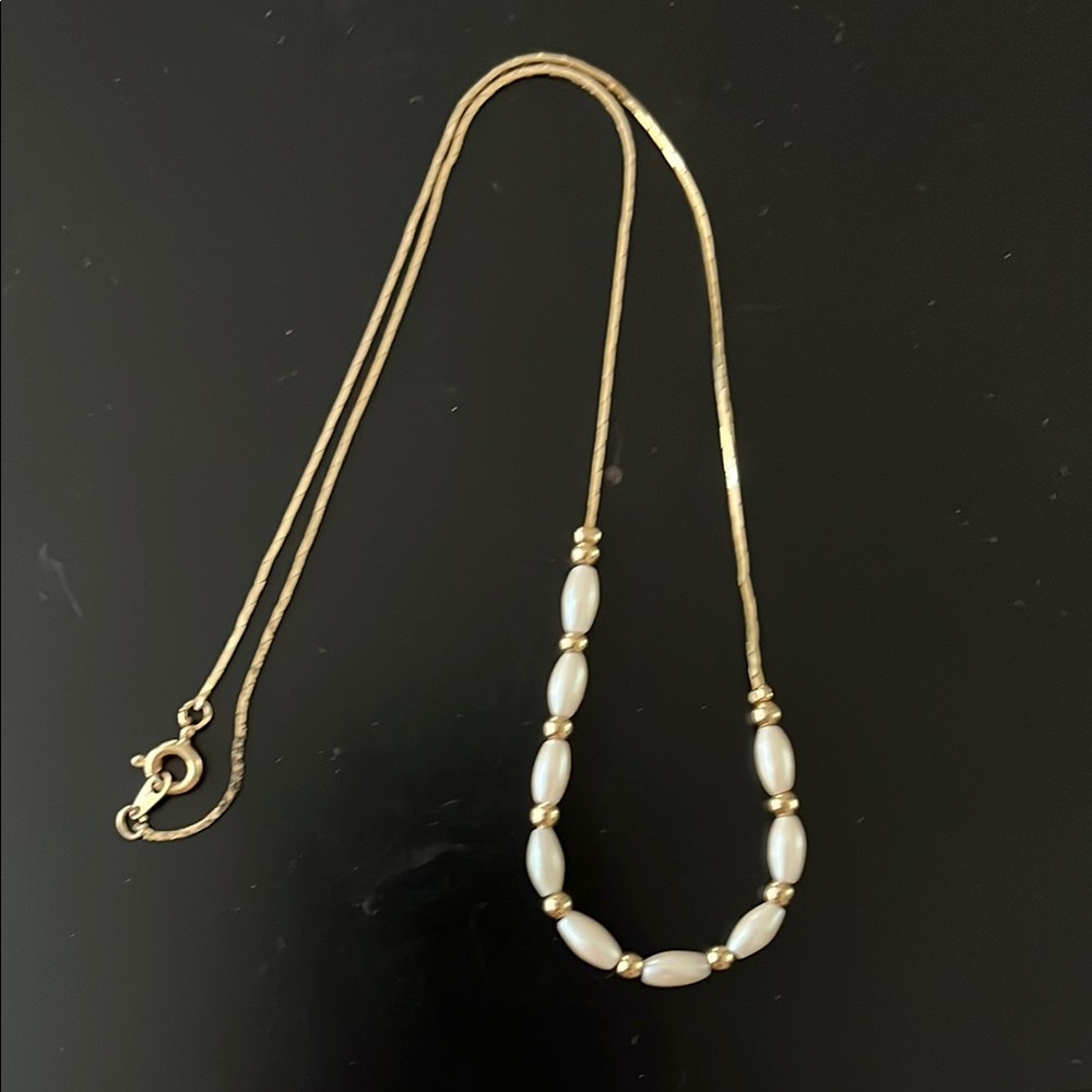 Elegant Gold and Pearl Necklace